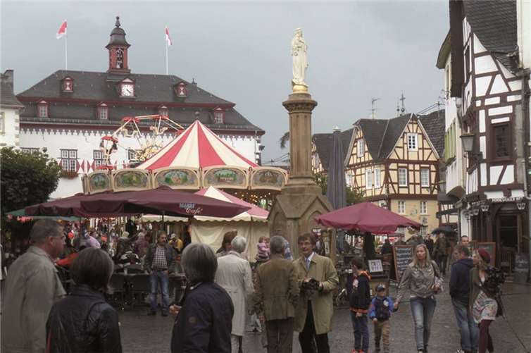 Buntes Treiben herrschte auf dem Marktplatz vor dem historischen Rathaus