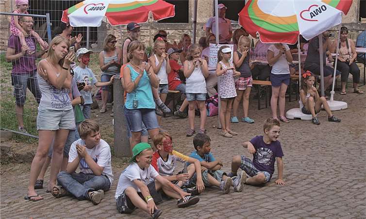 Buntes Treiben rund um das Fort Asterstein beim Ferienangebot der AWO. US
