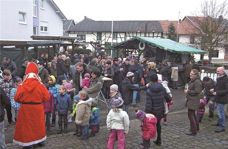 Buntes treiben auf dem Dorfplatz.  Privat