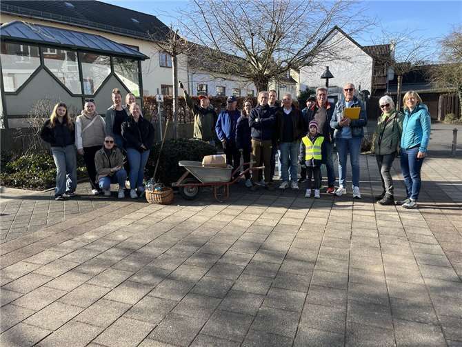 Buntgemischte und engagierte Bürgerinnen und Bürger beim Treffpunkt in der Ortsmitte. Foto: Nicole Wolter