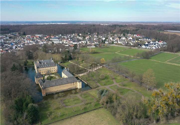 Burg Adendorf liegt eingebettet ind ie Landschaft vor Wachtberg Adendorf.