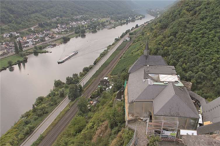 Burg Bischofstein von der Moseluferstraße aus gesehen. Die Wärmebehandlung der befallenen Balken steht kurz vor dem Abschluss.