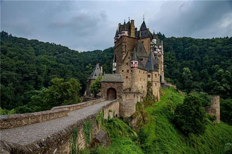Burg Eltz ist ein Touristenmagnet und eignet sich wunderbar als Ausflugsziel für Wanderer und Radfahrer. Foto: pixabay.com © analogicus (CC0 Creative Commons)