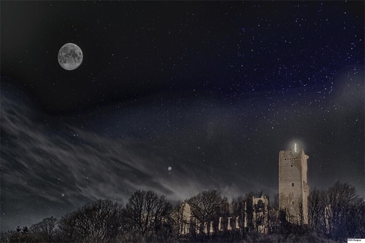 Burg Olbrück im Vollmondlicht