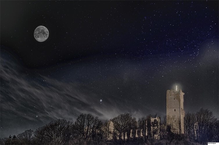Burg Olbrück im Vollmondlicht