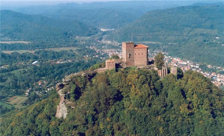 Burg Trifels über Annweiler in der Rheinpfalz (2004). Hier wurde König Richard I. von England fast ein Jahr gefangengehalten.  Alexander Thon