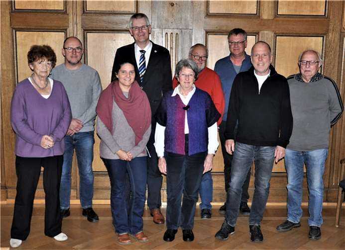 Burg- und Stadtführer beim Bürgermeister, v.l.: Trude Hunzelder-Stein, Cornelius Klemp, Silviana Stubig-Buchstab, Bürgermeister Ludger Banken, Hedwig Schmitt-Wojcik, Rolf Wehage, Dietmar Pertz, Jürgen Herling und Eifelvereinschef Heinz Kessel.  Foto: Lutz Engelskirchen (Stadt Rheinbach)