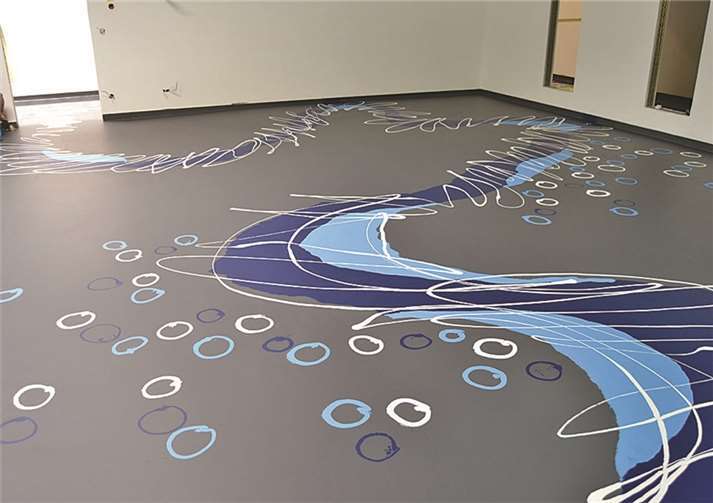 Burgbrohl. Während bei Rhodius Mineralquellen in Burgbrohl zurzeit die Aufstockung der Produktionshalle um weitere Sozialräume und Büros für Mitarbeiter stattfindet, wird hier in wenigen Wochen auch das größte Kunstwerk in der Eifel eingeweiht, das derzeit von der u.a. für ihre Bodenkunst international anerkannten Künstlerin Jeanet Hönig geschaffen wird, indem sie die 900 qm umfassende Gesamtbodenfläche in einen lebendig sprudelnden Fluss verwandelt. Im Gegensatz zu anderen Kunstwerken wird hier das Motto gelten: „Betreten erlaubt!“.-FRE-