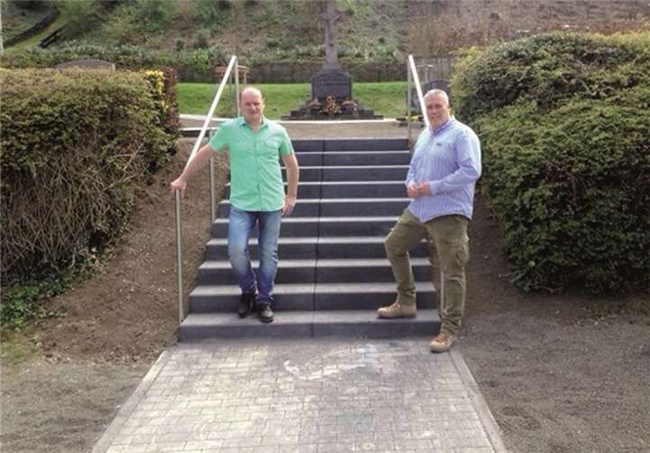 Burgbrohls Bürgermeister Walter Schneider und der erste Beigeordnete Alfred Gail freuten sich über die gelungene Treppensanierung.privat