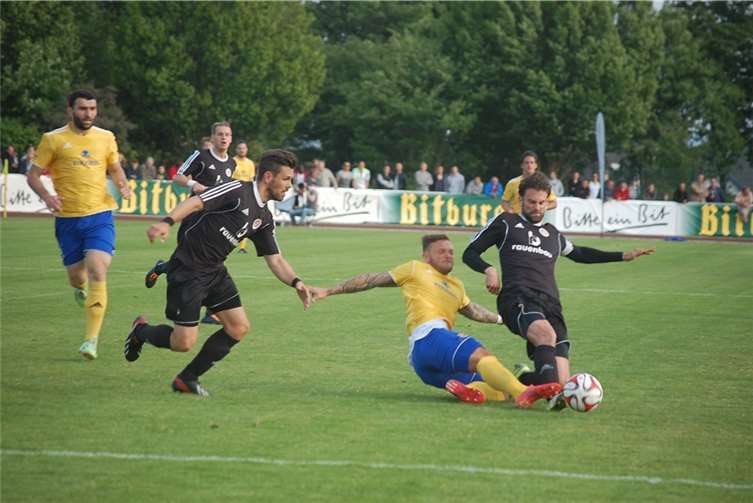 Burgbrohls Trainer Klaus Adams kann sich nur ein gequältes Lächeln abringen, als ihm Bernd Schneider, der Spielausschussvorsitzende des Fußballverbands Rheinland, bei der Siegerehrung gratuliert.
