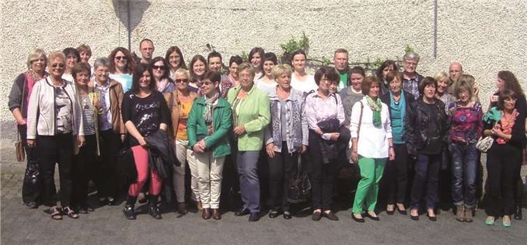 Burgen. Endlich war es soweit. Am 12.04.2014 fuhren wir mit 40 Personen ins Cafe Hahn zum Ostervariete´. Die Stimmung war schon im Bus gut. Dort angekommen haben wir uns erst mal am Kuchen-Büffet gestärkt. Dann wurden wir mit Artistik, schräger Magie, Comedy und Jonglage durch das Programm „Klassentreffen“ geführt. Die Zeit verging viel zu schnell und wir waren uns alle einig, dass es ein schöner Nachmittag war. privat