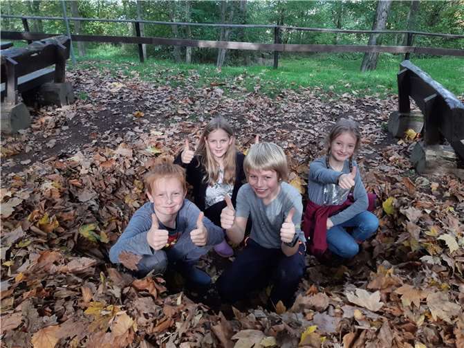 Hortis verbrachten Herbstferien am Hümmeroth Burgen und Wälle wurden aus Herbstlaub aufgeschichtet. Quelle: Kita Chateau-Renault