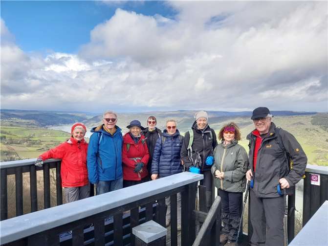 Burgenblick auf dem Welterbesteig.  Foto: Eifelverein Remagen / Klara Rauwald
