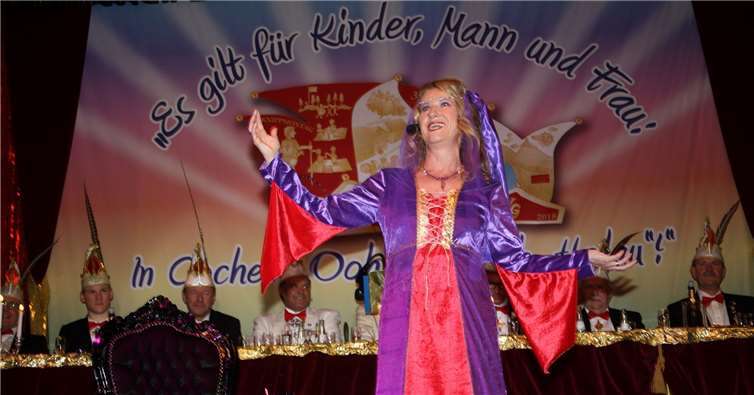 Burgfräulein Heike Raab strapazierte die Zwerchfelle der Narren mit trefflichen Reimen. TE