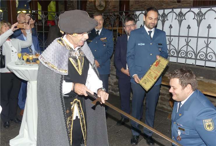 Burggraf Balduin war es abschließend eine Ehre,Christoph Sesterhenn zum Ritter der Reichsburg zu schlagen.