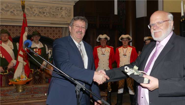 Burgherr Theo Lechtenfeld wurde von StadtbürgermeisterWalter Schmitz in den Ruhestand verabschiedet.