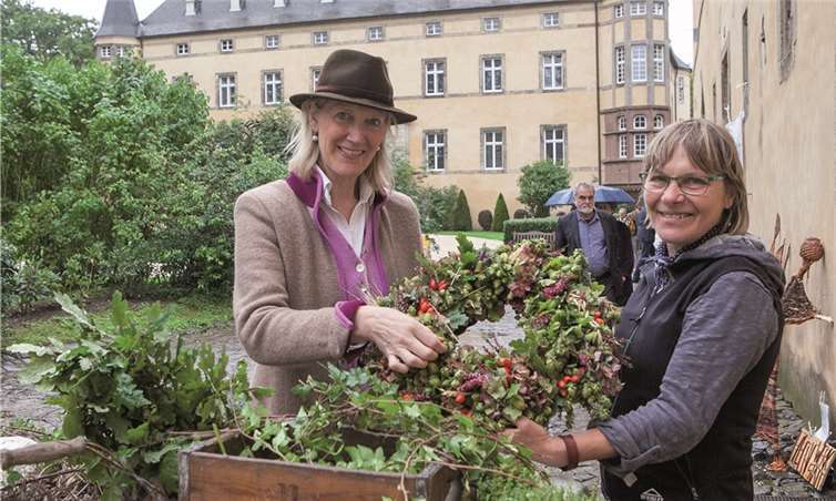 Burgherrin Gabriela Freifrau von Loë (l.) bewunderte beim Heimatfest der Aktionsgemeinschaft Adendorf in der Burg Adendorf das Werk von Kranzbinderin und Floristin Maria Blum. JOST