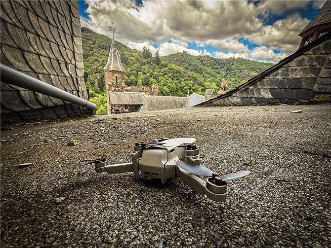 Schon wieder! Drohne kracht auf die Reichsburg - Speicherkarte mit Fotos gefunden Burgmitarbeiter entdeckten die Drohne zufällig – und sicherten Beweismaterial vom Absturz. Foto: Reichsburg Cochem
