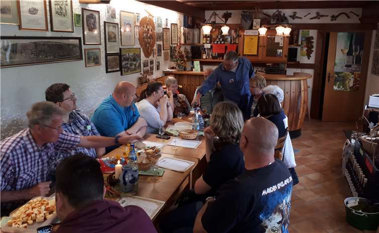 Burgtornachbarschaft Andernach bei der Weinprobe im Winzerbetrieb Karl Hugemann.privat