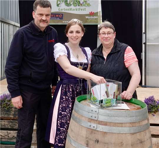 Burgundia Annika Schooß zog die Gewinner. Im Jubiläumsjahr haben sich Frank und Hanna Wershofen einen ganz besonderen Hauptgewinn ausgedacht.  KG
