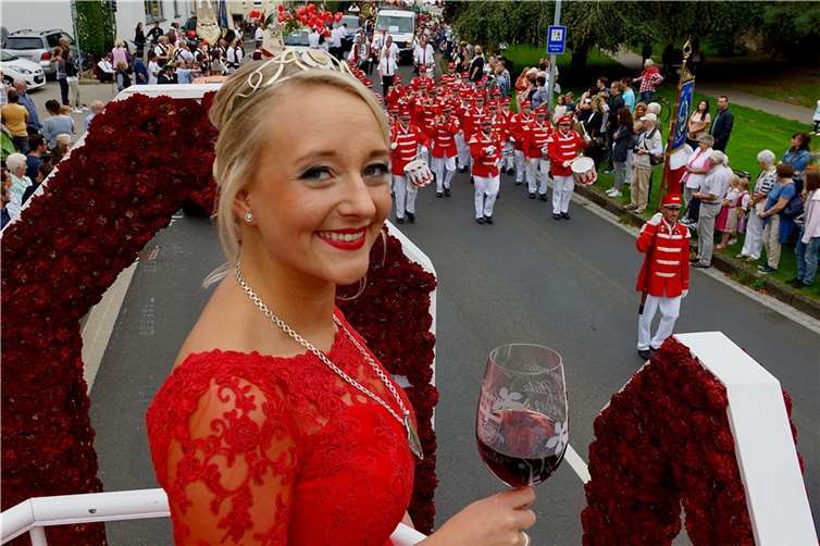 •Burgundia Elena Patz ist 23 Jahre jung und träumte schon als Zehnjährige davon, einmal Weinkönigin zu sein.