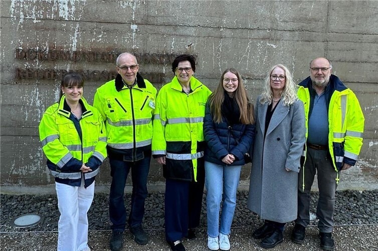 Burgundia Hannah Schooß (3. v. r.) inmitten der Gastgeber am Bunker.