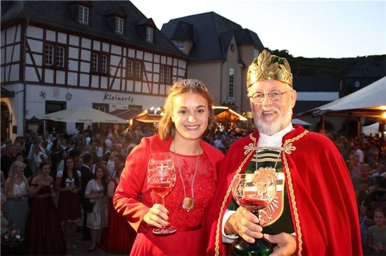 Burgundia Lena Körtgen mit Weingott Bacchus. 