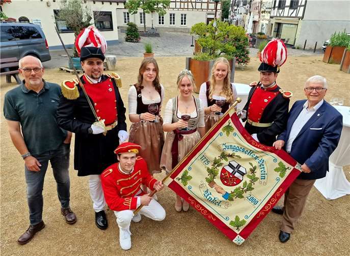 „Burgundia“ Lucie I. (Mitte) zwischen ihren Weinprinzessinnen Muriel (l.) und Lea (r.),eingerahmt vom Geschäftsführer der Unkeler Touristik GmbH, Oliver Bremm (links außen),Stadtbürgermeister Gerhard Hausen (rechts außen) und den Repräsentanten des UnkelerJunggesellenvereins, Hendrik Müller (l), Jan Philipp Wallek (r.) und Christian Füllenbach (hockend). Foto: AWi