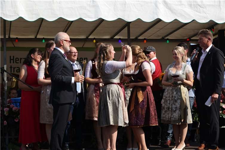 Unkel hat eine neue Weinkönigin „Burgundia“ Maria II. wurde feierlich inthronisiert.
