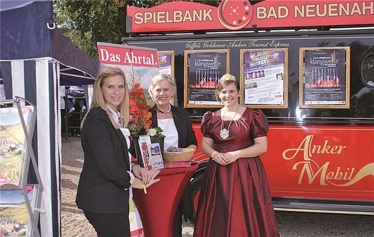 Burgundia Theresa Friedrich informierte mit Carolin Groß vom Ahrtal-Tourismus Bad Neuenahr-Ahrweiler e.V. und Renate Schmitt von der Spielbank Bad Neuenahr die Gäste auf der Galopprennbahn in Köln.