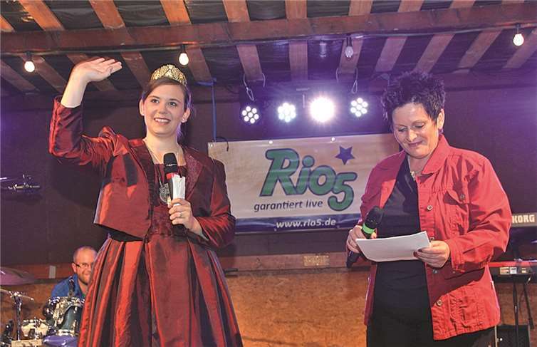 Burgundia Theresa Friedrich (l.) eröffnete den Weinmarkt; (r.) die neue Vorsitzende Stefanie Koll-Bensberg vom Arbeitskreis „Ahrweiler“ des Ahrtal-Tourismus Bad Neuenahr-Ahrweiler, die als Moderatorin fungierte.BÜN