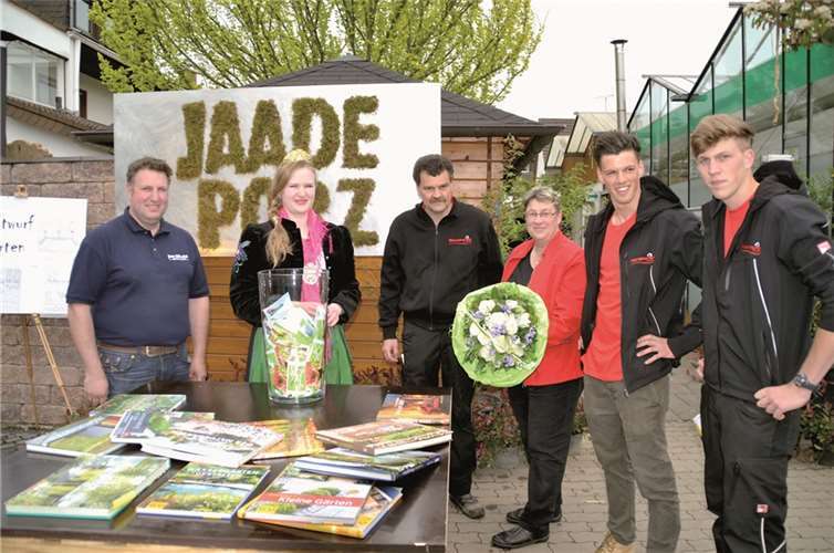 Riesenandrang bei „Jaade Porz“  Burgundia und Glücksfee Carina Mombauer (2.v.l.) zog die Gewinner, attestiert von (v.l.) Udo Willerscheid sowie Ralf und Hanna Wershofen und ihren Söhnen. BÜN