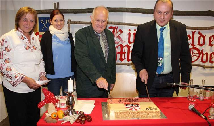 Burjana Kurth, Daniela Bell, Karl-Heinz Kurth und Bürgermeister Johannes Bell servierten den Gästen die Geburtstagstorte.