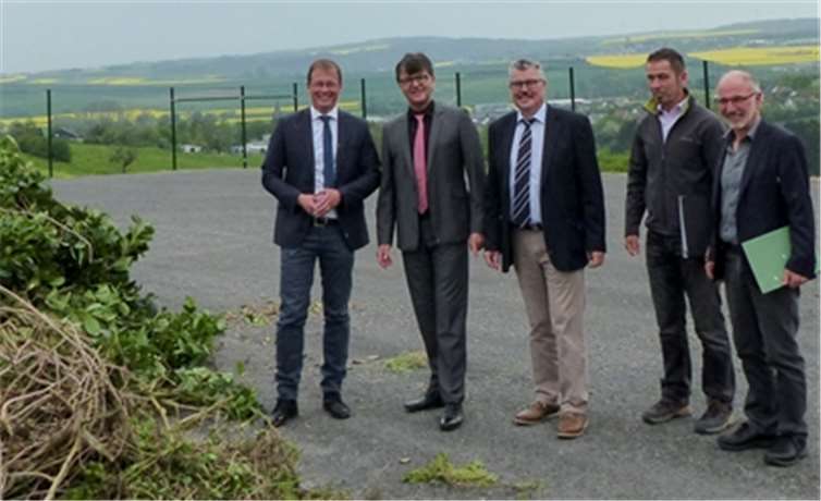 Burkard Nauroth (2.v.l.), Erster Kreisbeigeordneter des Landkreises Mayen-Koblenz, Verbandsbürgermeister Jörg Lempertz (l.) und Stadtbürgermeister Hans Peter Ammel (M.) eröffneten gemeinsam den neu eingerichteten Grünabfallsammelplatz in Mendig.  Kreisverwaltung
