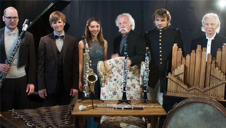 Burkard Sondermeier mit seinem Ensemble. privat