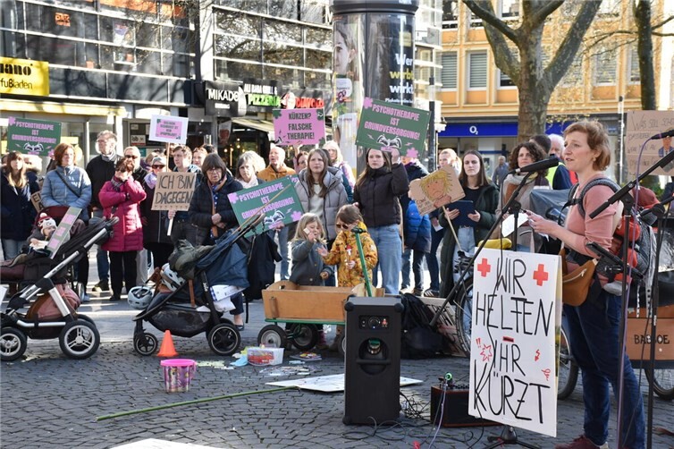 Burkard (rechts) spricht, die Demo hört zu – am Löhrrondell.