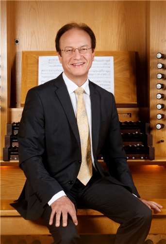 Burkhard Ascherl begeistert auf der Kirchenorgel. Foto: privat