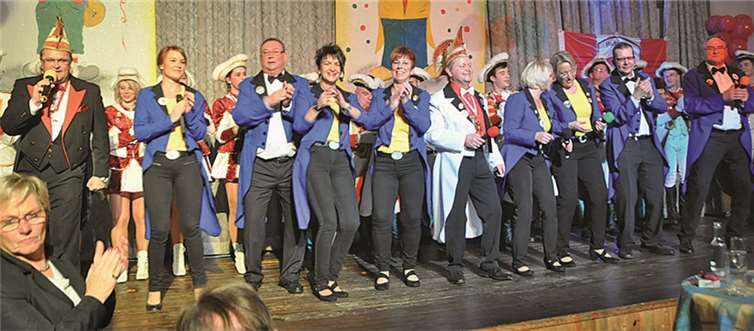 Burkhard I. und seine Super-Mannschaft freuen sich riesig auf die närrische Zeit. Sie sind jedenfalls mit Leib und Seele dazu bereit und liefen bereits Samstagabend zur närrrischer Hochform auf. B.Schmitz