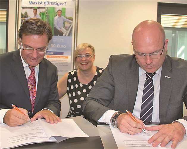 Burkhard Kraus, Vorstandsprecher der Raiffeisenbank Rheinbach Voreifel eG. und Marco Henn, Regionalgeschäftsführer der Barmer GEK (rechts) unterzeichnen die vorzeitige Verlängerung der Rahmenvereinbarung zum betrieblichen Gesundheitsmanagement. Michaela Buchert-Carstens (Mitte) freut sich über weitere gute Zusammenarbeit. STEIN