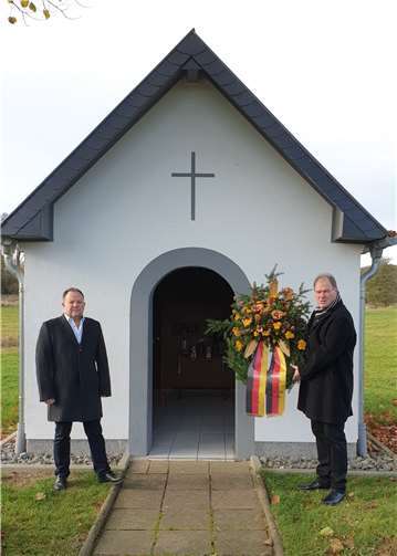 Burkhard Kuhn und Michael Bowe legten den Kranz nieder. Foto: privat