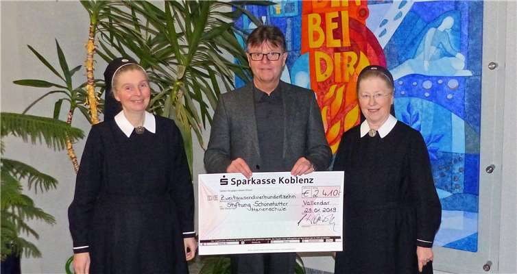 Burkhard Nauroth übergab den Spendenscheck an die Vertreterinnen der Schule. Foto: Kreisverwaltung MYK