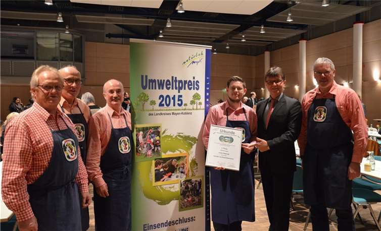 Burkhard Nauroth überreichte die Urkunde an die Delegation der Lehmer Razejunge.privat