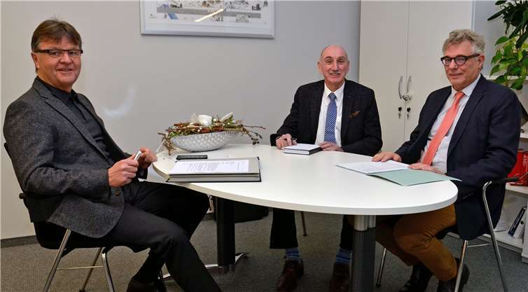 Burkhard Nauroth (v. l.), Dr. Manfred Bretz und Bernd Bruckner im Gespräch. Foto: privat