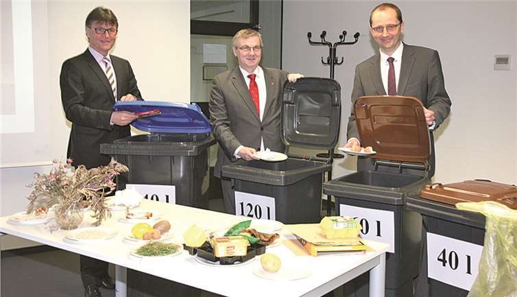 Burkhard Nauroth (v.l.), Erster Kreisbeigeordneter und Verbandsvorsteher des Abfallzweckverbandes Rhein-Mosel-Eifel, Landrat Dr. Alexander Saftig und Frank Diederichs als Geschäftsführer des Abfallzweckverbandes demonstrieren, wie Abfall richtig getrennt in die neuen Müllbehälter kommt. Foto: WE
