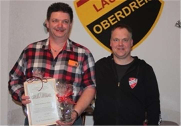 Burkhard Thiel ist bereits seit 40 Jahren Mitglied und erhielt eine Urkunde aus den Händen von Uwe Hütt. privat