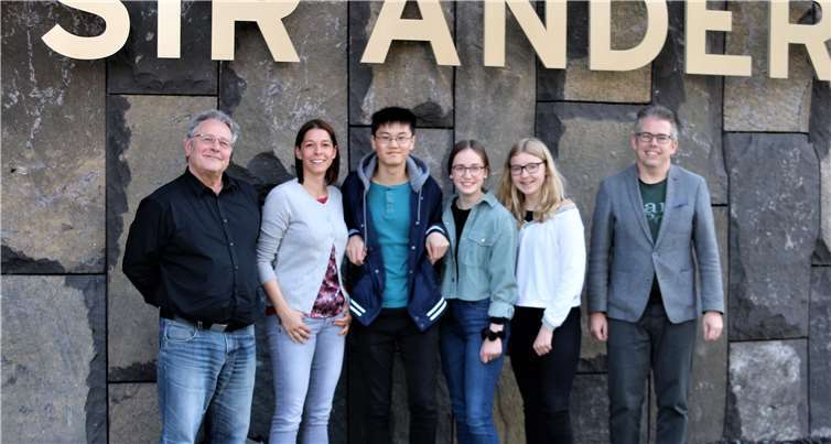 Burkhard Weber, Freifunk MYK (l.), Janine Müller, Stadtjugendpflegerin (2.v.l.), Christian Heller, Geschäftsführung Andernach.net (r.) sowie Yangfan Zhang, Elisa Kaspers und Lena Adams vor dem Geysir-Zentrum. Foto: GS