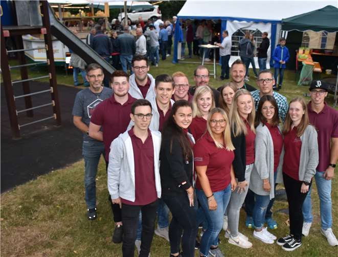 Burschen, Maimädchen undweitere Helfer hatten das Burfest organisiert. Fotos: HEP