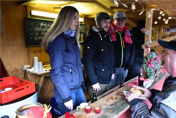 Burschen und Maimädchen betriebenden Getränkestand am Forsthaus Gommerscheid.