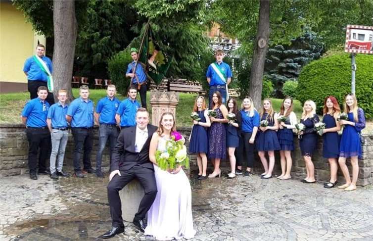 Burschen und Maimädchen mit dem Maikönigspaar.Foto: privat