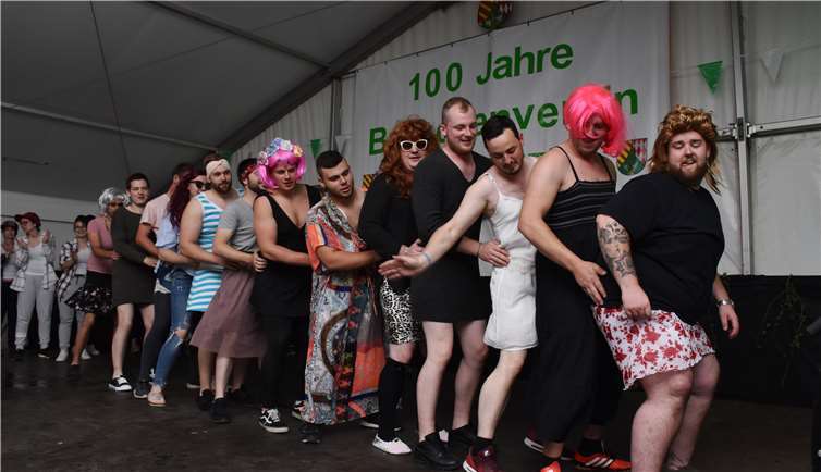 Burschen und Maimädchen tanzten gemeinsam in lustigen Verkleidungen.